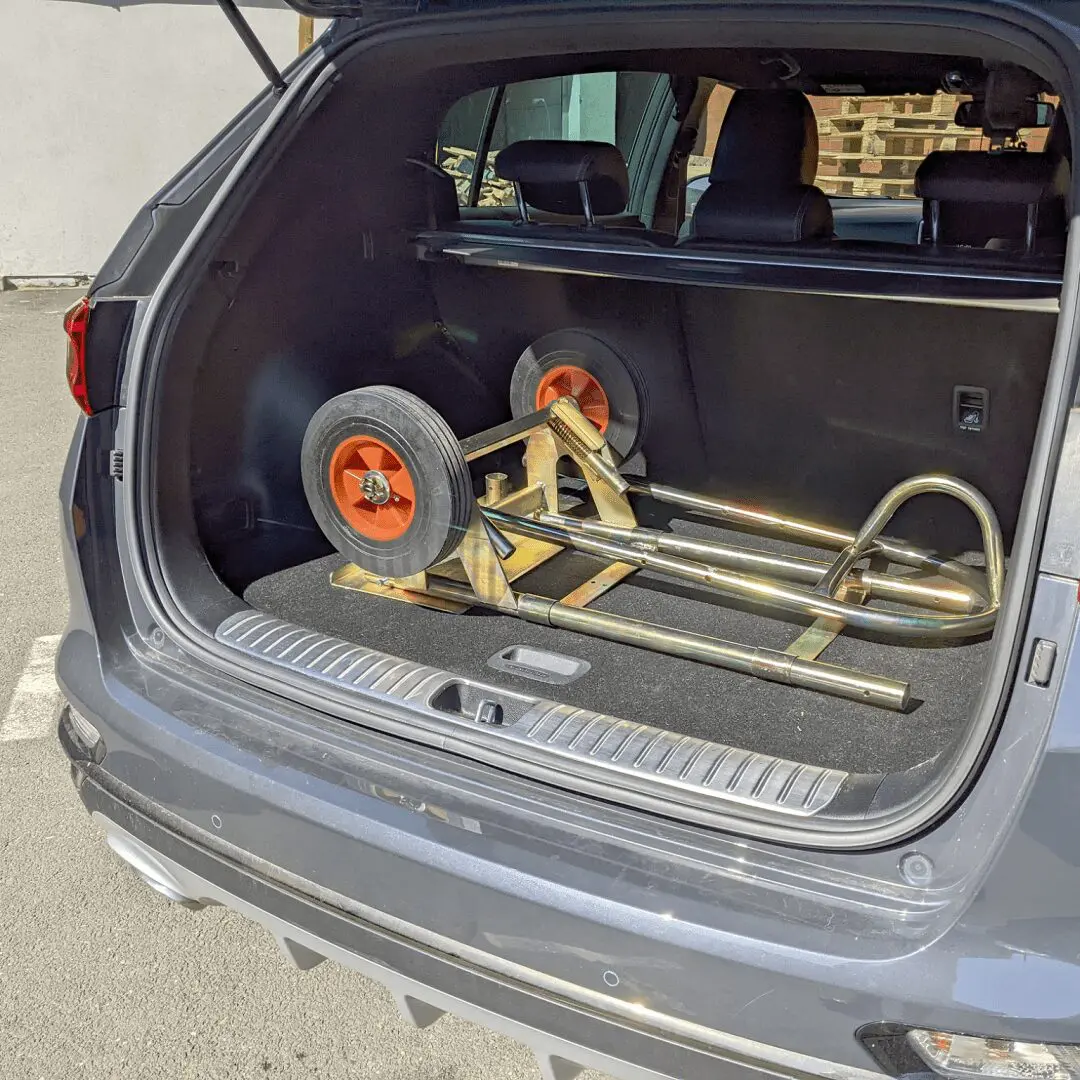 Carretilla de sacos en el maletero del coche