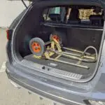 Carretilla de sacos en el maletero del coche