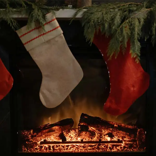 Pourquoi vous devriez commencer vos achats de Noël dès maintenant (et 4 conseils pour une expérience sans stress) 2 feu de bois, bas de Noël