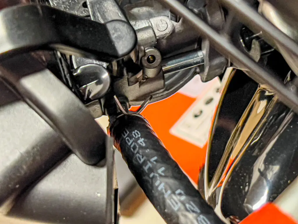 Warum es so wichtig ist, den Kraftstoff für deinen Holzhäcksler regelmäßig zu wechseln 2 ein an einer Maschine befestigtes Kabel für Hackgut.