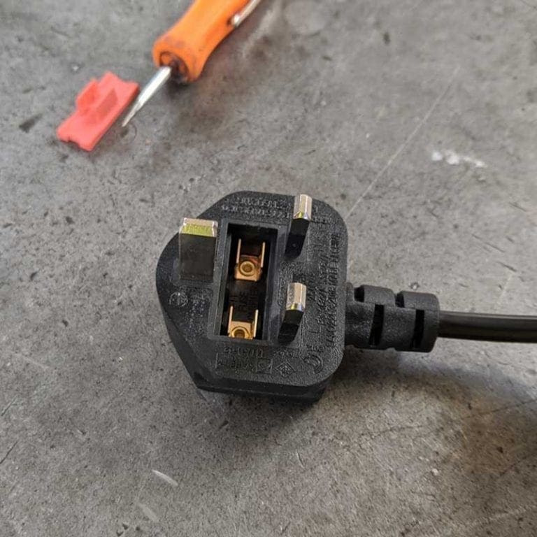 How To Change A Plug Socket Fuse Forest Master