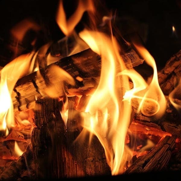 Holzfeuer, abgelagertes Holz, gelbe Flamme